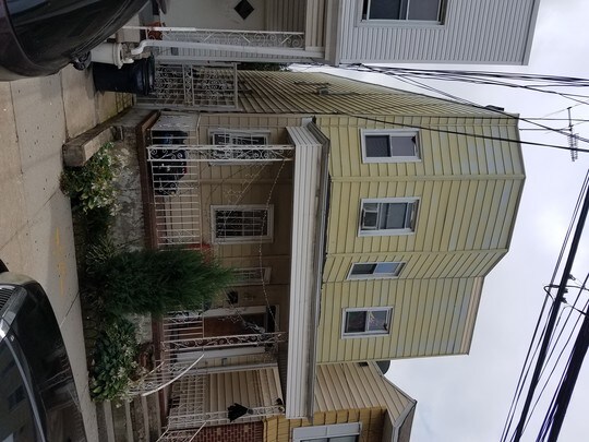6938 44th Ave in Flushing, NY - Foto de edificio