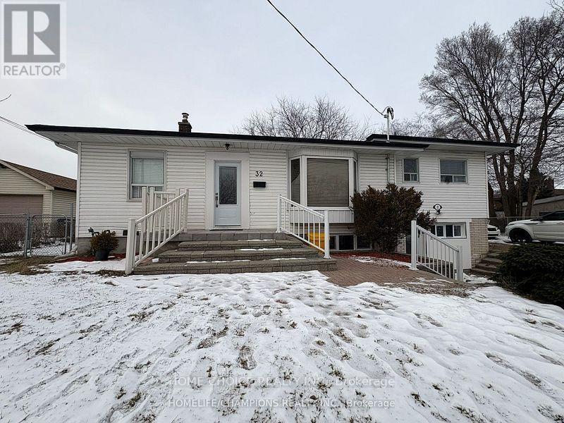32 Warnsworth St in Toronto, ON - Building Photo