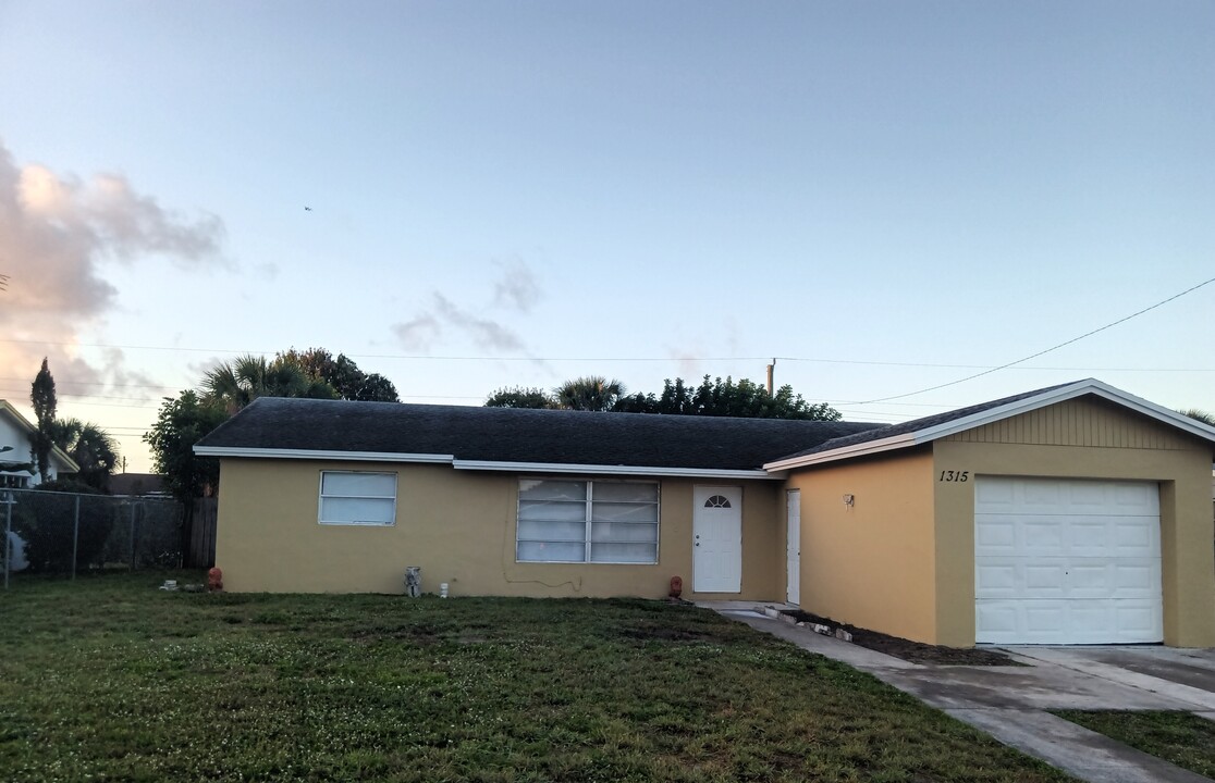 1315 W 27th St in West Palm Beach, FL - Building Photo