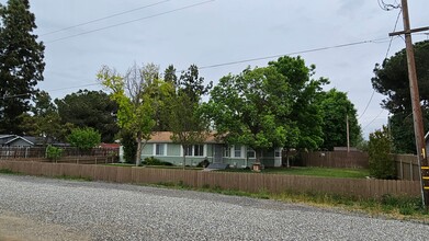3300 Ada Rd in Bakersfield, CA - Foto de edificio - Building Photo