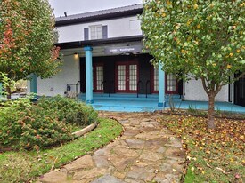 1308 E Washington Ave, Unit 2 in Navasota, TX - Building Photo