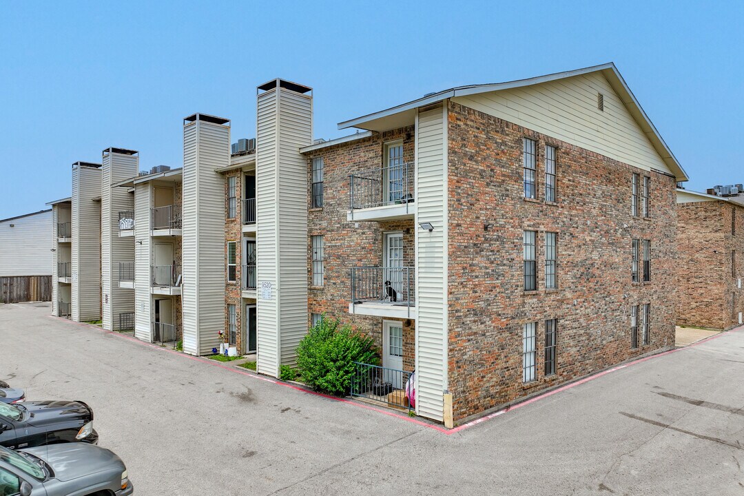 Royal Lane Highlands Condominiums in Dallas, TX - Building Photo