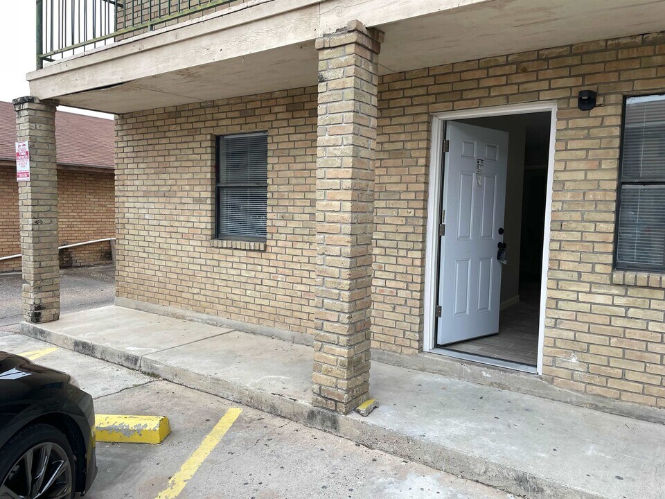 3001 E Price St, Unit 12 in Laredo, TX - Building Photo