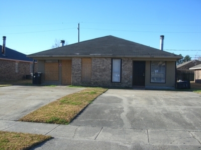 8260 Skysail Ave in Baton Rouge, LA - Foto de edificio