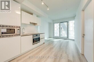 230 Simcoe St in Toronto, ON - Building Photo - Building Photo