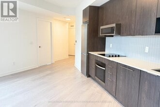 2501 Saw Whet Blvd. in Oakville, ON - Building Photo - Building Photo