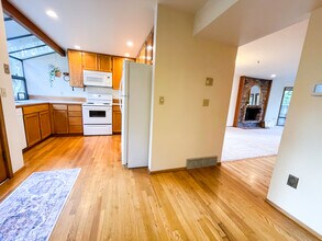 4615 Island Crest Way in Mercer Island, WA - Building Photo - Building Photo