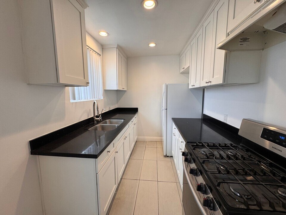 7139 Whitsett Ave in Los Angeles, CA - Building Photo