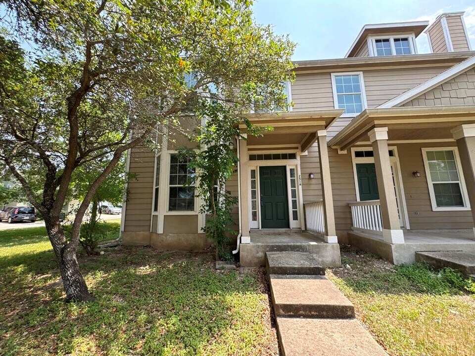 251 Utterback in Kyle, TX - Building Photo