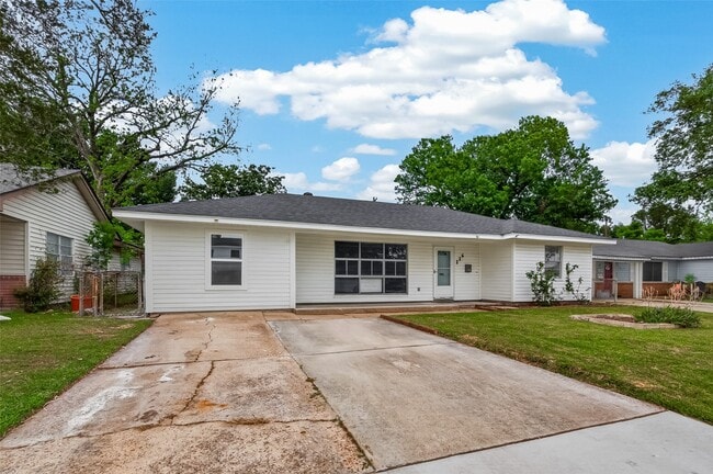 226 W 4th St in Deer Park, TX - Building Photo - Building Photo