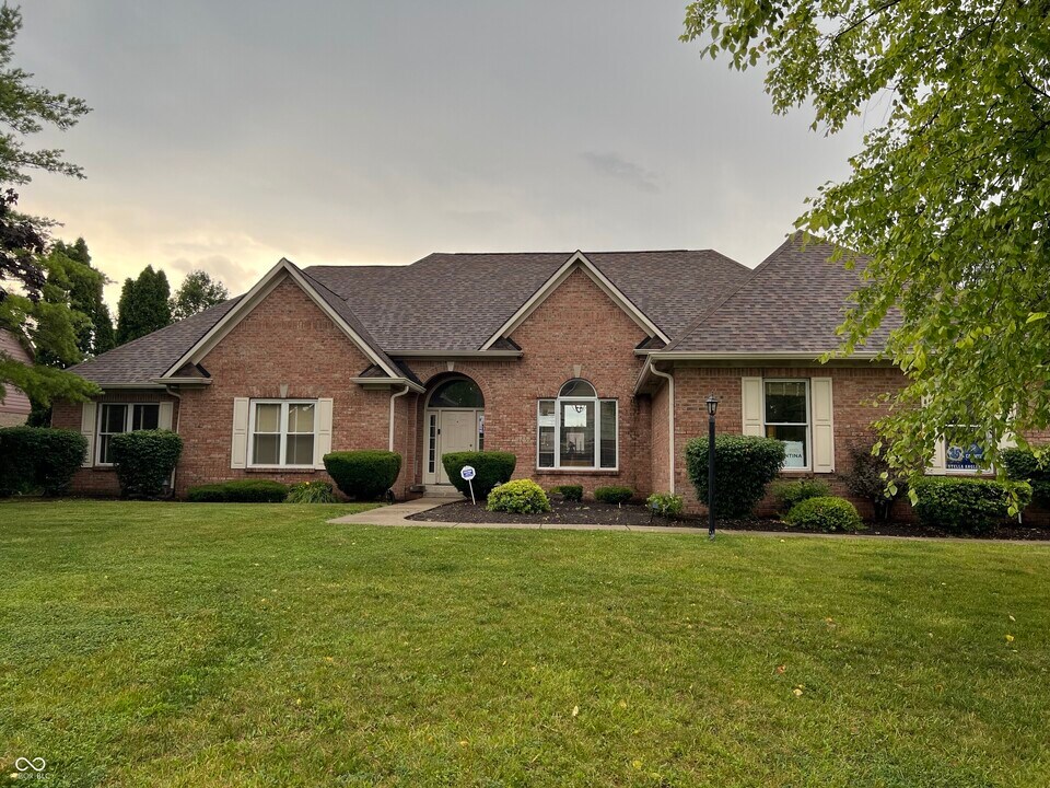 2432 Laurel Lakes Blvd in Carmel, IN - Building Photo