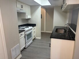 5650 Birchmont Dr in Houston, TX - Building Photo
