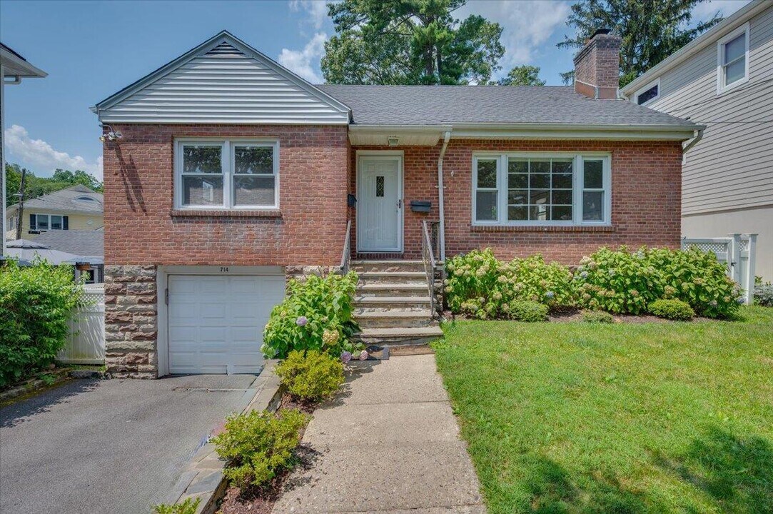 714 Forest Ave in Larchmont, NY - Building Photo