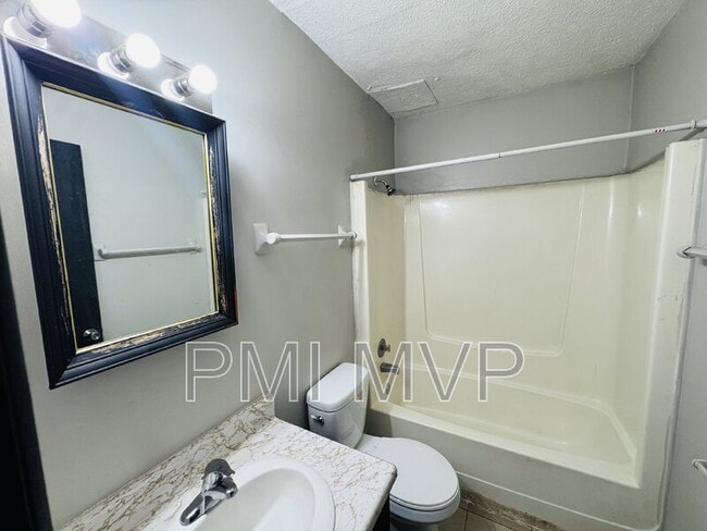 828 Whitethorne Ave in Columbus, OH - Building Photo - Building Photo
