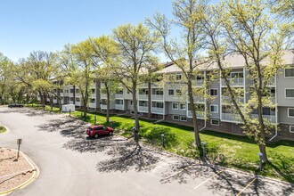 Black Forest Condominiums in Fridley, MN - Foto de edificio - Building Photo