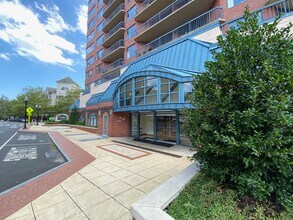 25 Forest St, Unit 14D in Stamford, CT - Building Photo - Building Photo