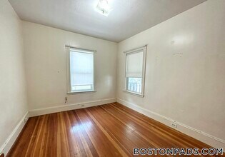 74 Romsey St, Unit 3 in Boston, MA - Foto de edificio - Building Photo