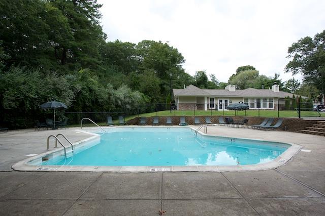 125 Lake Pointe Ct in Middle Island, NY - Building Photo - Building Photo