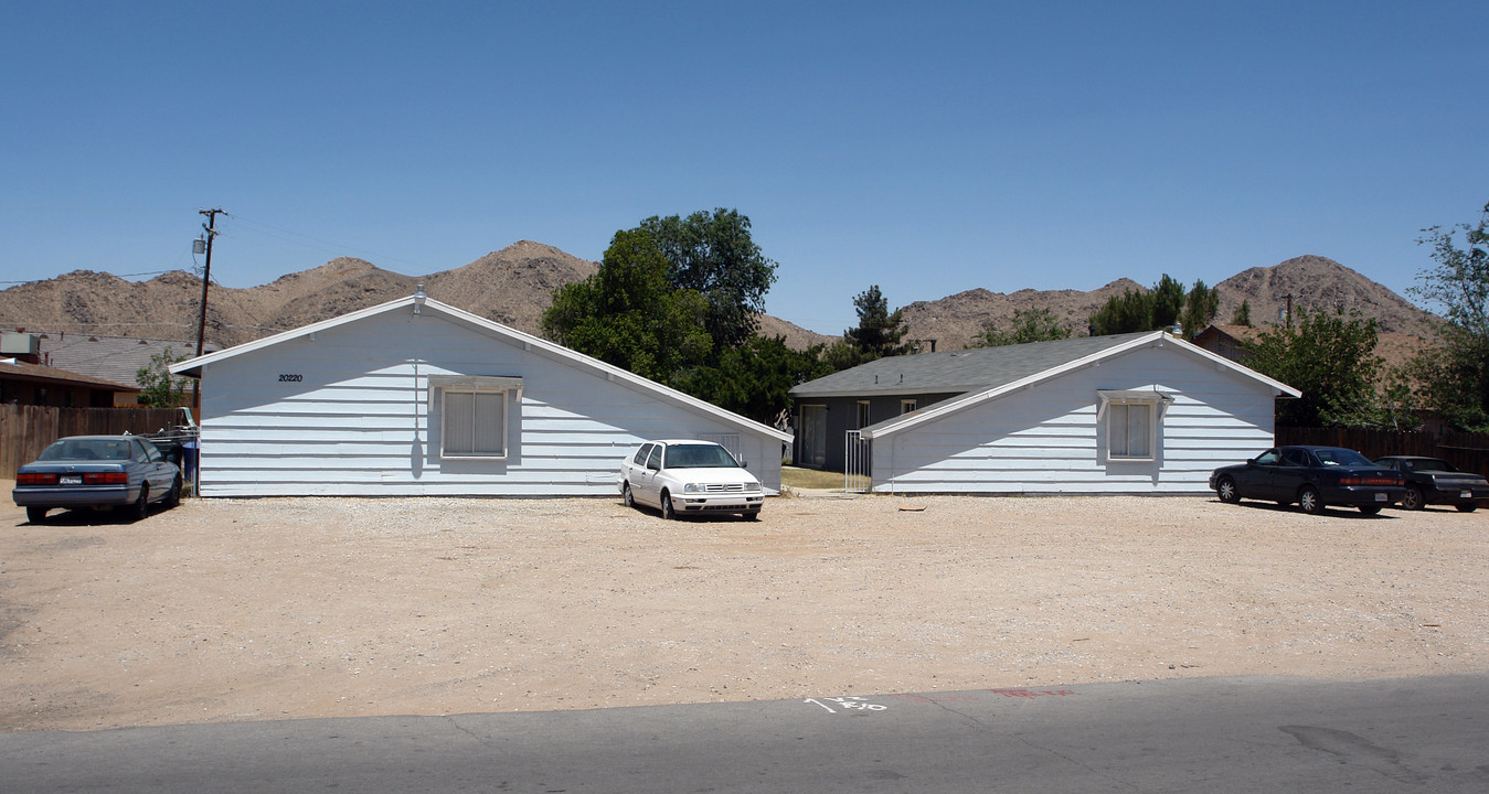 Serrano Road in Apple Valley, CA - Foto de edificio