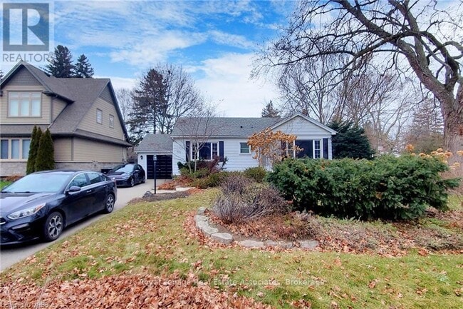 property at 925 Kingsway Dr