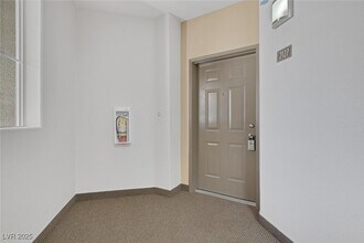 8777 W Maule Ave in Las Vegas, NV - Foto de edificio - Building Photo