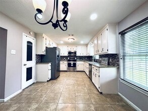 2413 Kingsdale Dr in Deer Park, TX - Building Photo - Building Photo