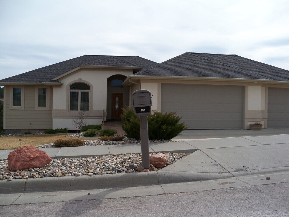 7141 Prestwick Rd in Rapid City, SD - Building Photo