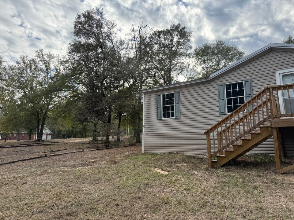 1153 Country Living Rd in Baker, FL - Foto de edificio