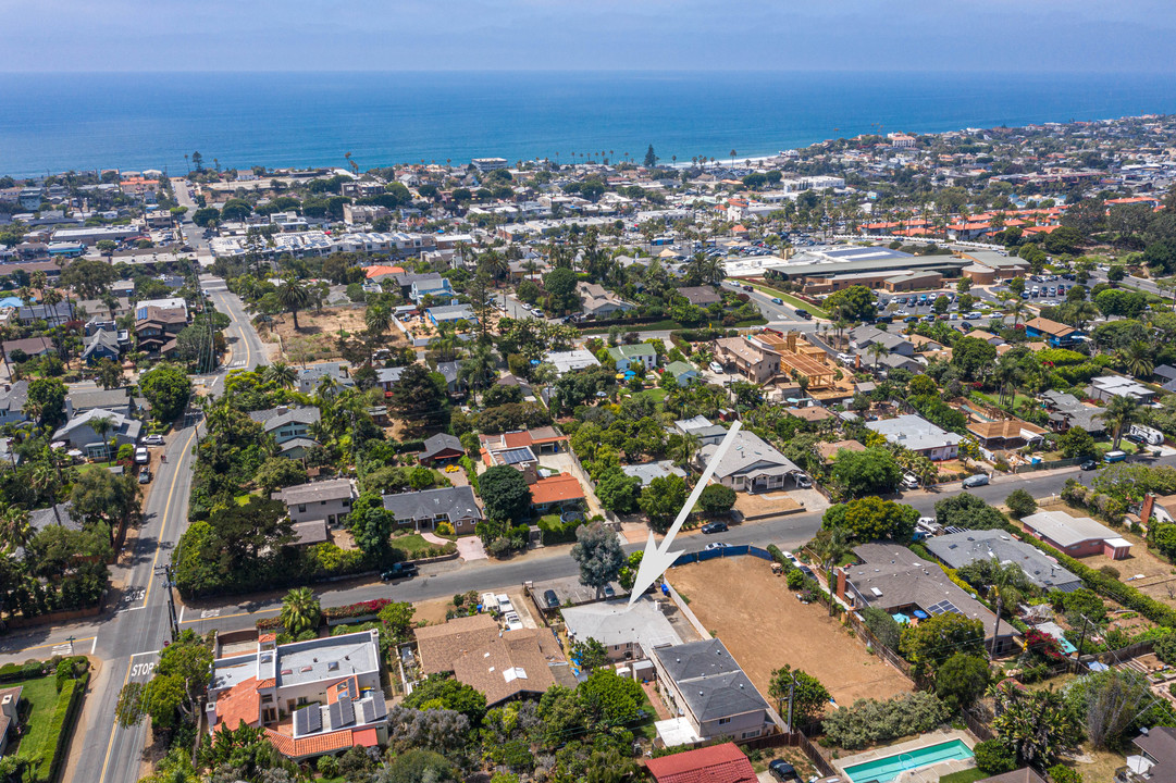 647 San Dieguito Dr in Encinitas, CA - Building Photo