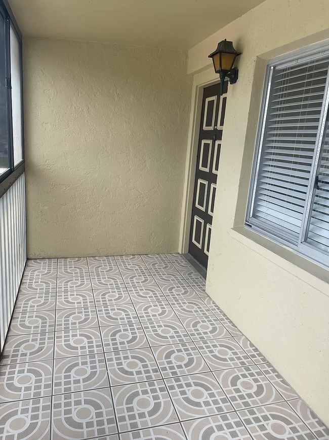 2420 Winding Creek Blvd, Unit 201 in Clearwater, FL - Foto de edificio - Building Photo