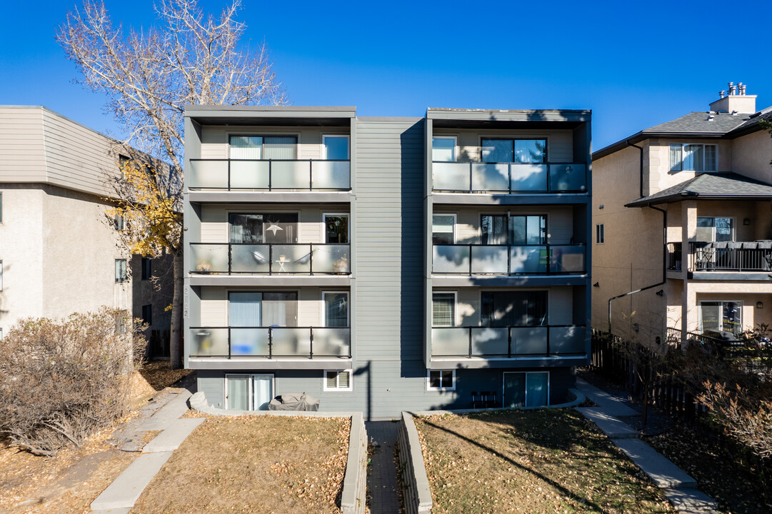 2722 17th Ave SW in Calgary, AB - Building Photo