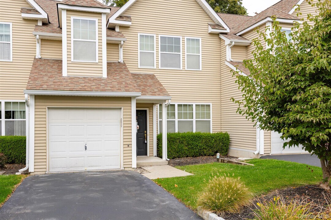32 Halley Ct in Poughkeepsie, NY - Building Photo