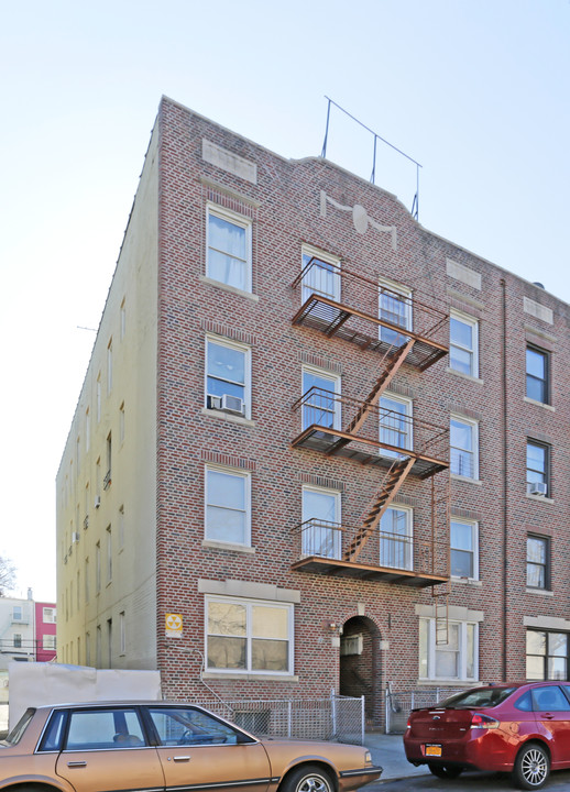 21-27 27th St in Astoria, NY - Building Photo