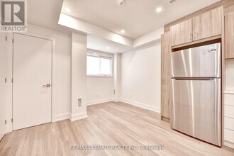 385 McRoberts Ave in Toronto, ON - Building Photo - Building Photo