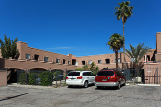 Meadow West Apartments in Tucson, AZ - Foto de edificio - Building Photo