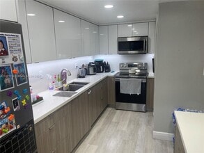 10090 NW 80th Ct in Hialeah Gardens, FL - Foto de edificio - Building Photo