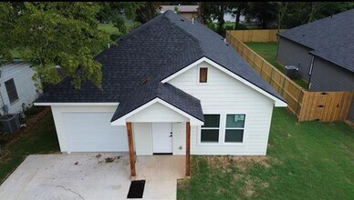 1031 W Coffin St in Denison, TX - Building Photo - Building Photo