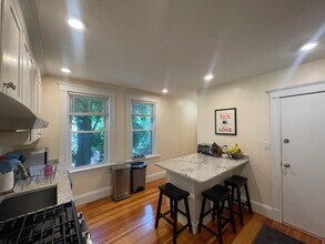 26 Ashland St, Unit 1 in Somerville, MA - Foto de edificio - Building Photo