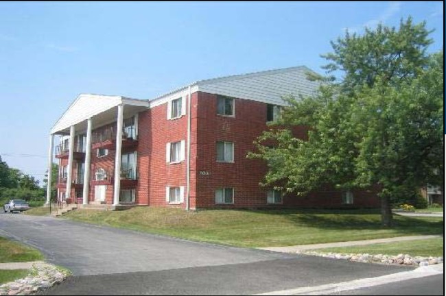 The Colannades Apartments in Merrillville, IN - Building Photo - Building Photo