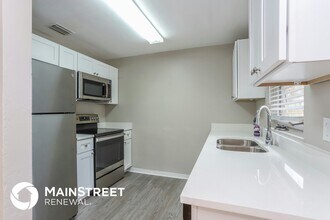 8054 34th Ave N in St. Petersburg, FL - Foto de edificio - Building Photo