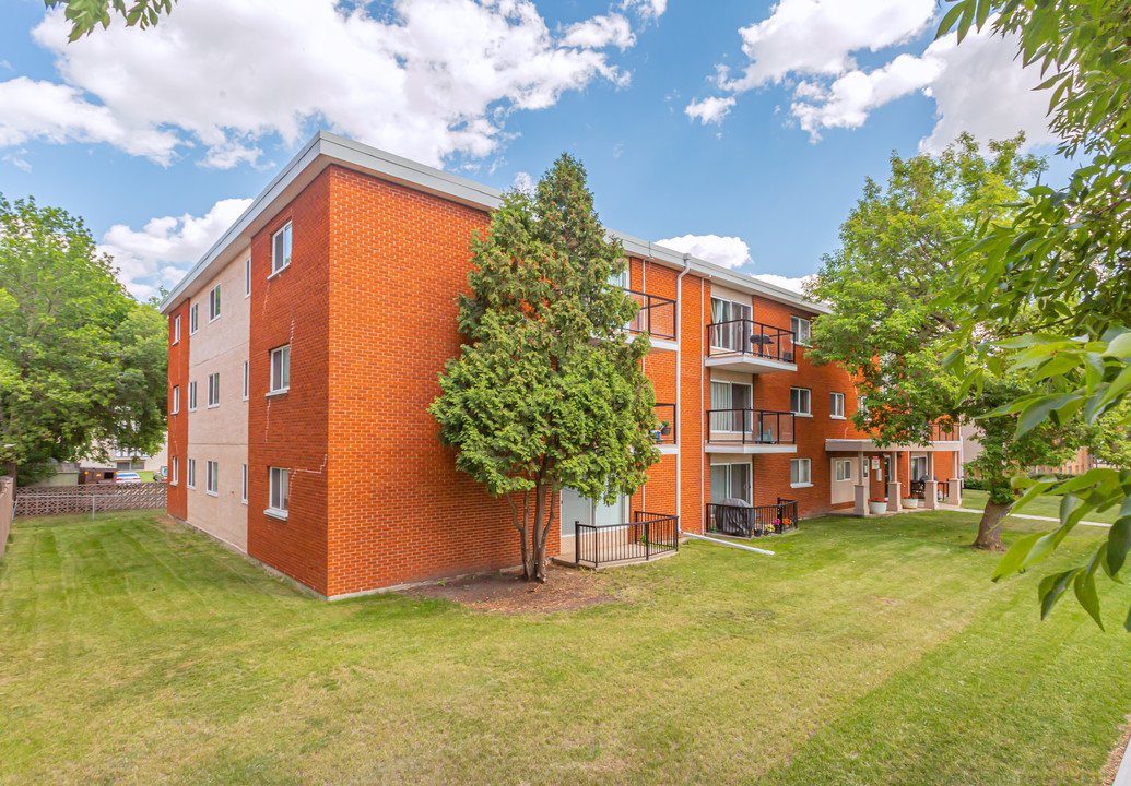 118th Avenue Apartments in Edmonton, AB - Building Photo