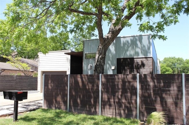 3700 Garden Villa Ln in Austin, TX - Building Photo - Building Photo