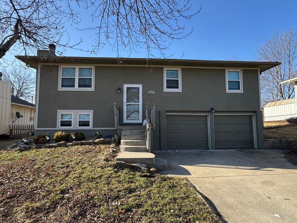 16821 E 41 St S in Independence, MO - Building Photo