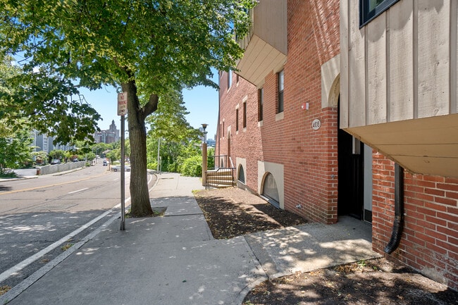 Charles Landing in Providence, RI - Foto de edificio - Building Photo