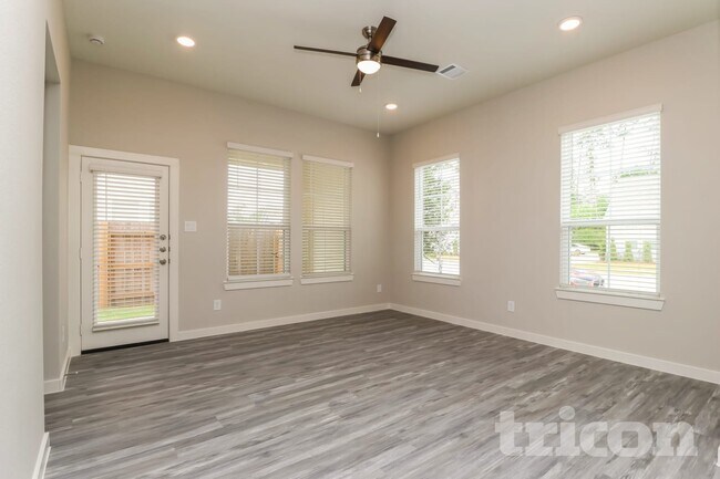 9835 Willow Creek Commerce Dr in Tomball, TX - Building Photo - Building Photo