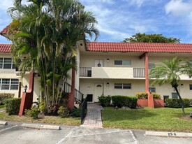 611 S Hollybrook Dr in Pembroke Pines, FL - Building Photo