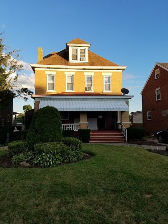 3859 Brownsville Rd, Unit 3 in Pittsburgh, PA - Foto de edificio