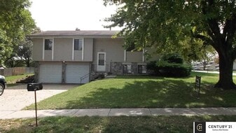 1029 Grenoble Dr in Bellevue, NE - Building Photo