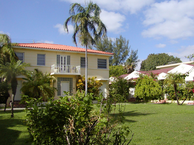 Sunrise Court in Miami Beach, FL - Foto de edificio - Building Photo