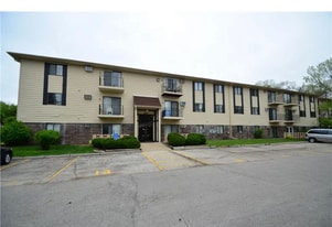 1831 Fuller Rd, Unit 9 in West Des Moines, IA - Building Photo